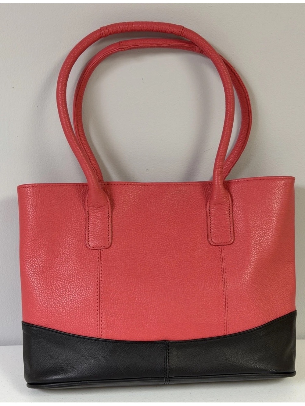 AmeriLeather Pink And Black Casual Leather Handbag
